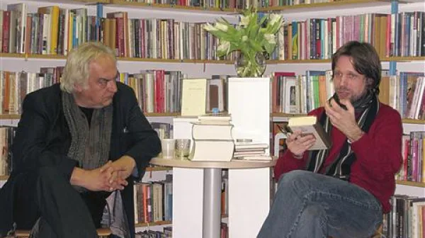 Miklavž Komelj (desno) in Andrej Medved v komenski knjižnici  