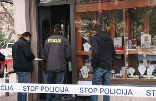 Lani so na severnem Primorskem policisti preiskovali sedem ropov, tudi dva ropa zlatarn