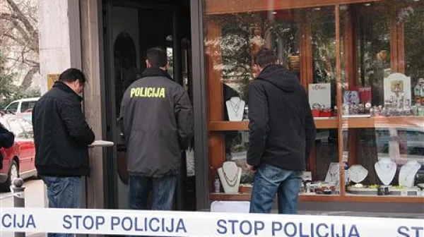 Lani so na severnem Primorskem policisti preiskovali sedem ropov, tudi dva ropa zlatarn