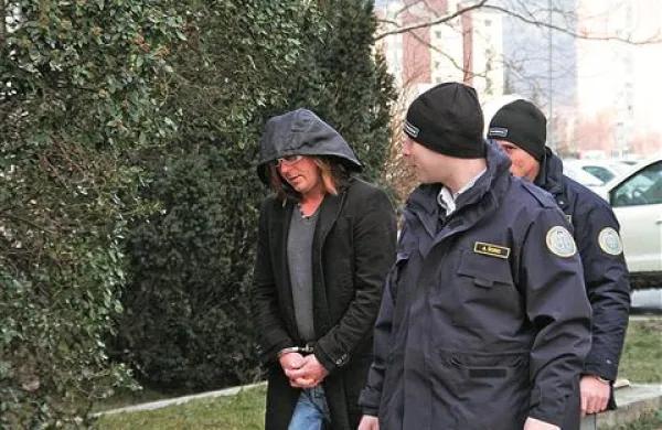 42-letnega hrvaškega izsiljevalca so pripeljali na novogoriško sodišče iz solkanskega pripora