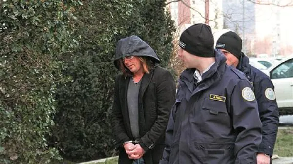 42-letnega hrvaškega izsiljevalca so pripeljali na novogoriško sodišče iz solkanskega pripora