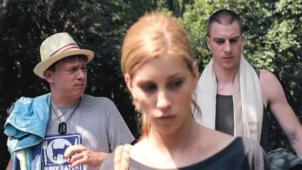 Prizor iz filma Izlet; v ospredju Nina Rakovec, zadaj Luka Cimprič (levo) in Jure Henigman