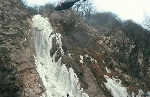 Alpinista, ki ga je zadela ledena ploskev, so iz stene Gregorčičevega slapu rešili s pomočjo helikopterja