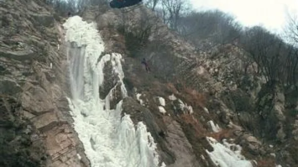 Alpinista, ki ga je zadela ledena ploskev, so iz stene Gregorčičevega slapu rešili s pomočjo helikopterja