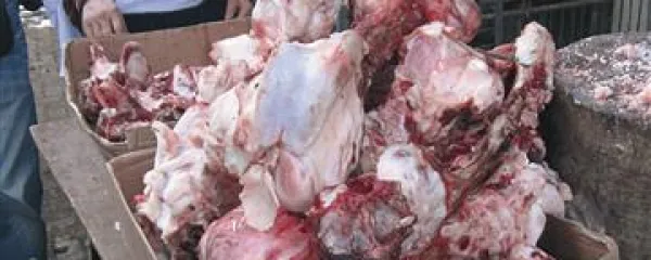 Begunci si zaradi revščine lahko privoščijo le kosti, iz katerih pripravljajo juho