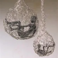 Katja Smerdu, V kapljici svetlobe, 2010, tehnika: jeklena in železna žica