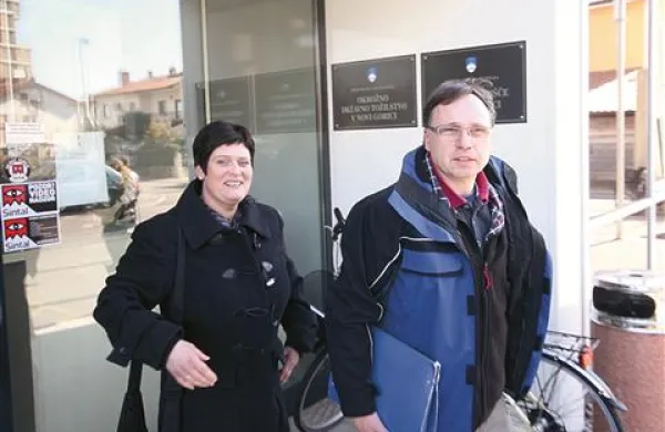 Obtoženih Katje in Valterja Preglja, staršev mladoletnika, ki je razpošiljal pornografske fotografije učiteljice, sodišče ni kaznovalo