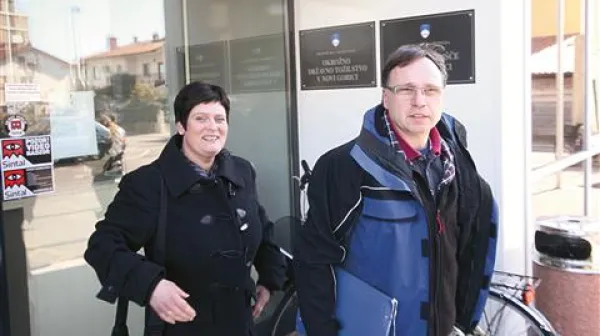 Obtoženih Katje in Valterja Preglja, staršev mladoletnika, ki je razpošiljal pornografske fotografije učiteljice, sodišče ni kaznovalo