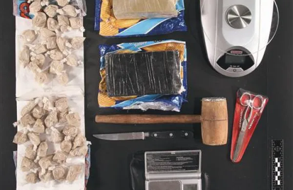 36-letnik se zagovarja zaradi hrambe 977 gramov heroina in pištole