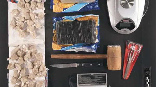 36-letnik se zagovarja zaradi hrambe 977 gramov heroina in pištole