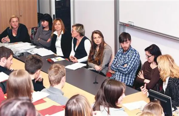 Okrogla miza Jezik in jeziki mladih (z leve): Senija Smajlagić, Elen Slavec, Bojana Milutinović, Lilijana Gustinčič Furlan, Maša Rolih, Erik Toth, Mirna Buić in Vesna Mikolič