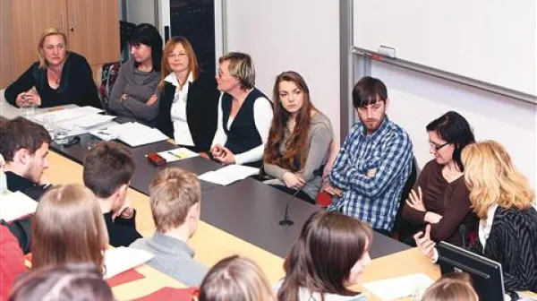 Okrogla miza Jezik in jeziki mladih (z leve): Senija Smajlagić, Elen Slavec, Bojana Milutinović, Lilijana Gustinčič Furlan, Maša Rolih, Erik Toth, Mirna Buić in Vesna Mikolič