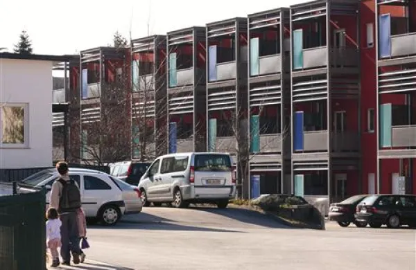 Bodo otroci iz vipavskega vrtca končno varni pred odvrženimi injekcijskimi iglami v ozeleneli pomladni travi?