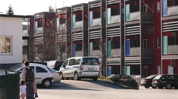 Bodo otroci iz vipavskega vrtca končno varni pred odvrženimi injekcijskimi iglami v ozeleneli pomladni travi?