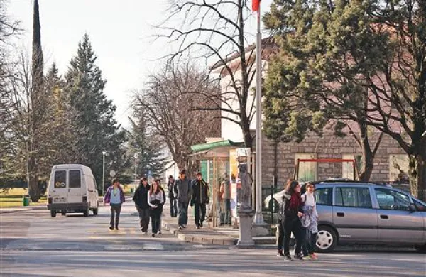 15-letnica  je skrita med dijaki na avtobusnem postajališču s telefonom fotografirala svojega izsiljevalca. S pomočjo teh fotografij so kriminalisti prišli na sled obtoženemu. 