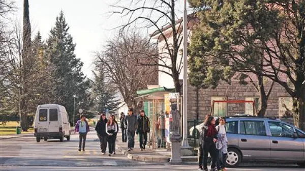 15-letnica  je skrita med dijaki na avtobusnem postajališču s telefonom fotografirala svojega izsiljevalca. S pomočjo teh fotografij so kriminalisti prišli na sled obtoženemu. 