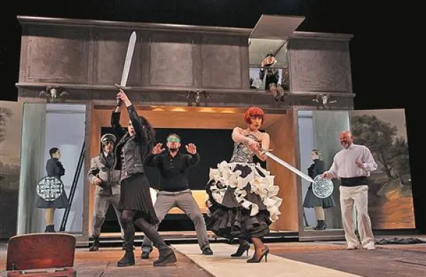 Uvodni prizor v Sofoklejevo Antigono v izvedbi Italijanske drame z Reke