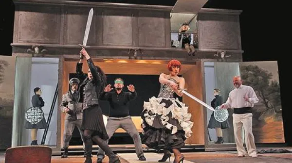 Uvodni prizor v Sofoklejevo Antigono v izvedbi Italijanske drame z Reke