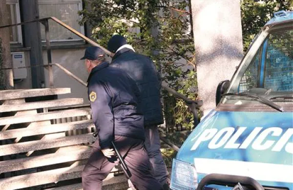 Dragan S. med privedbo na sodišče v začetku lanskega februarja. V priporu je preživel skoraj dva meseca.  