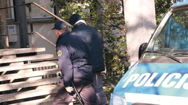 Dragan S. med privedbo na sodišče v začetku lanskega februarja. V priporu je preživel skoraj dva meseca.  