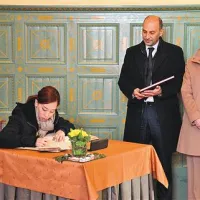 Tajska princesa Bajrakitiyabha Mahidol se podpisuje v zlato knjigo