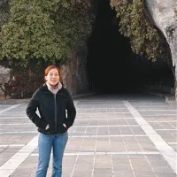 Tajska princesa pred vhodom jamo