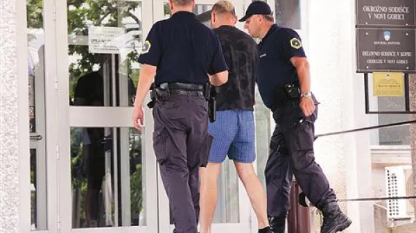 Obtožene so aretirali v začetku lanskega julija in jih nato pripeljali na zaslišanje k novogoriškemu preiskovalnemu sodniku. Ta je za pet takrat še osumljenih odredil pripor, v katerem so pričakali sojenje. 