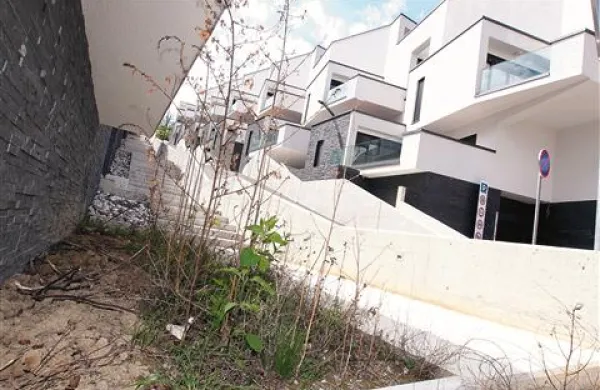 Nokturno je terasasto  zasnovan kompleks 235 stanovanj. Nad pritličjem se dvigujeta dve nadstropji, dve do štiri etaže so očem skrite (v  kleti). 
