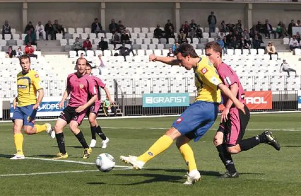 Drugi koprski zadetek pred praznimi tribunami  je prispeval Ivan Brečević (št. 9)