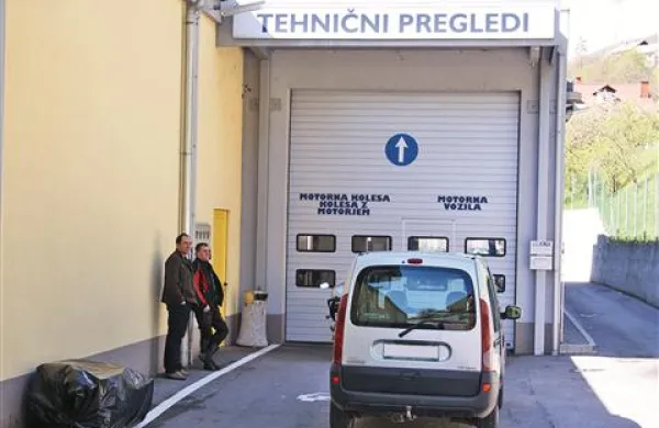 V podjetju Avto Krka, ki v Idriji izvaja tehnične preglede vozil, so že odpustili tehničnega preglednika, ki naj bi bil vpleten v nečedne posle