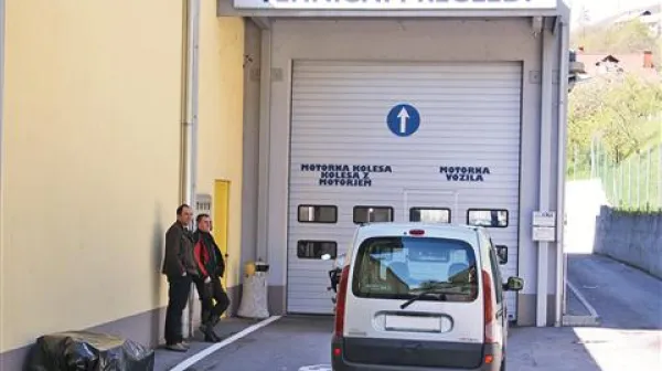 V podjetju Avto Krka, ki v Idriji izvaja tehnične preglede vozil, so že odpustili tehničnega preglednika, ki naj bi bil vpleten v nečedne posle