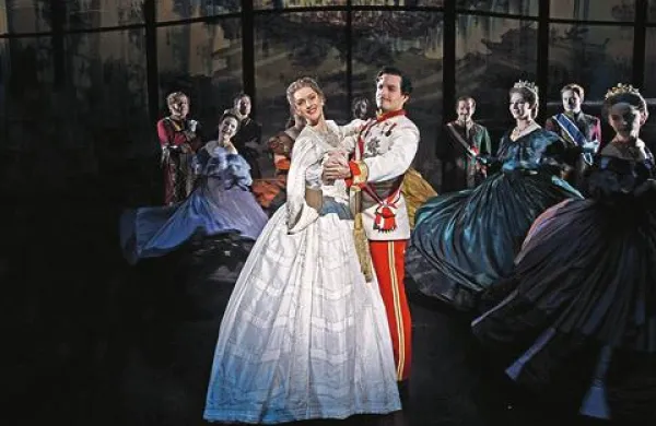 Za postavitev muzikala je scensko  opremo  v Trst pripeljalo 16 tovornjakov