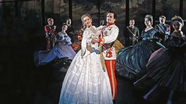 Za postavitev muzikala je scensko  opremo  v Trst pripeljalo 16 tovornjakov