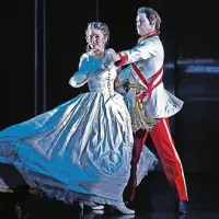 Prihod muzikala ustavljal promet