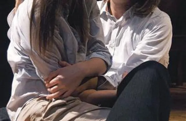 Igralca Maja Izetbegović in Svetozar Cvetković v minimalistični predstavi Elijev stol