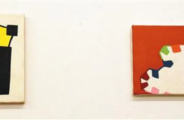 Andrew Masullo med homogene barvne ploskve vstavlja lasten znakovni sistem