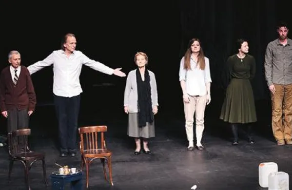 Predstava Elijev stol:  (z leve) Vlastimir - Đuza Stojiljković,  Svetozar Cvetković, Renata Ulmanski, Maja Izetbegović, Jelena Trkulja in Bane Jevtić