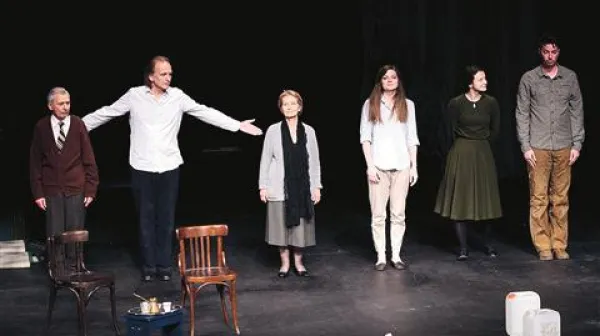 Predstava Elijev stol:  (z leve) Vlastimir - Đuza Stojiljković,  Svetozar Cvetković, Renata Ulmanski, Maja Izetbegović, Jelena Trkulja in Bane Jevtić