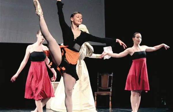 Prizor iz plesne predstave Pepelka