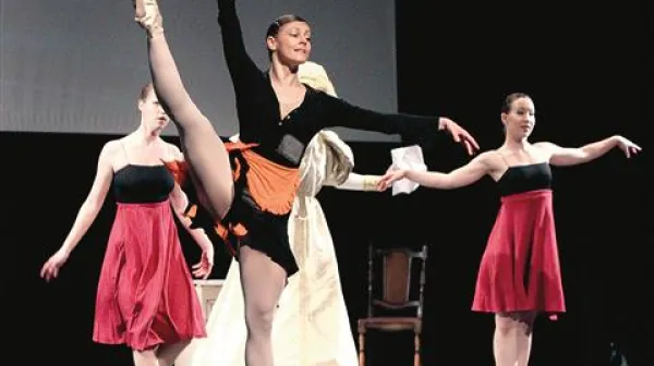 Prizor iz plesne predstave Pepelka