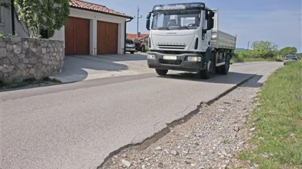 Nekateri najbolj kritični  odseki občinskih cest bodo obnovljeni že letos