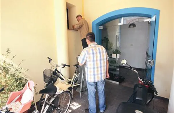 Policisti so iskali sledi, ki jih je pustil vlomilec