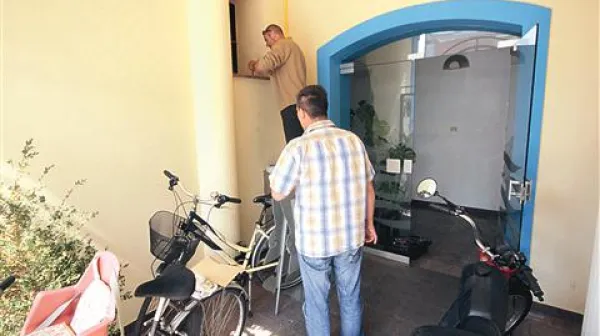 Policisti so iskali sledi, ki jih je pustil vlomilec