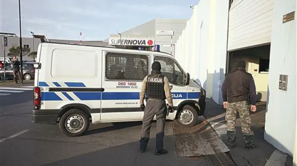 V petek so večnega ubežnika Matjaža Trampuža v spremstvu oboroženih in zamaskiranih kriminalistov pripeljali v naš najbolj varovan zapor