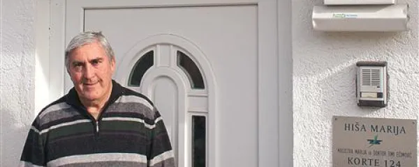 Timi Ećimović pred svojo hišo v Medoših