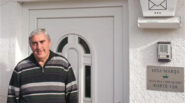 Timi Ećimović pred svojo hišo v Medoših