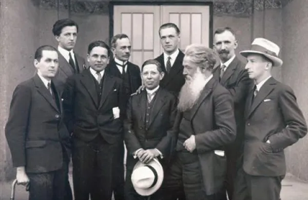 Da ne gre za nepomembnega človeka, dokazuje tudi fotografija razstavnega odbora umetniške razstave iz obdobja med svetovnima vojnama. Z leve stojijo: Herman Hus, Božidar Jakac, Lojze Dolinar, Matej Sternen, Ivan zajec, Dragotin Fatur, Rihard Jakopič, Saša Šantel in Gojmir Anton Kos.