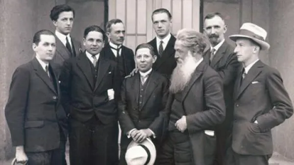Da ne gre za nepomembnega človeka, dokazuje tudi fotografija razstavnega odbora umetniške razstave iz obdobja med svetovnima vojnama. Z leve stojijo: Herman Hus, Božidar Jakac, Lojze Dolinar, Matej Sternen, Ivan zajec, Dragotin Fatur, Rihard Jakopič, Saša Šantel in Gojmir Anton Kos.