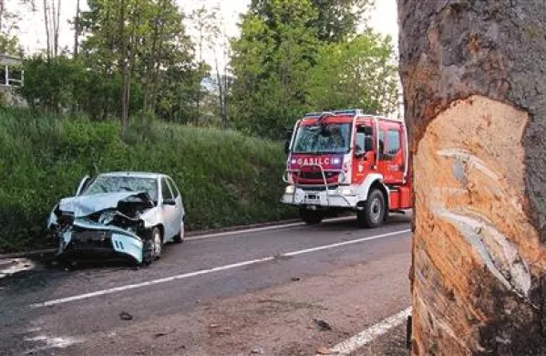V Gradišču pri Materiji je voznica z avtomobilom najprej trčila v drevo, nato pa jo je odbilo na nasprotno smerno vozišče