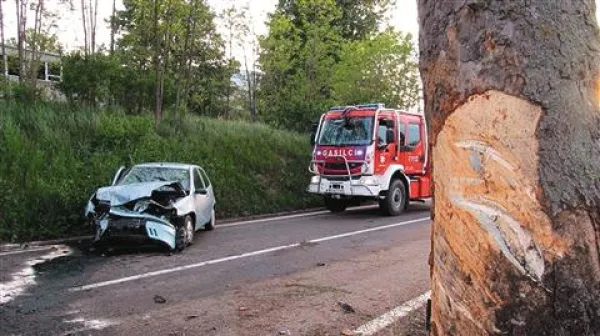 V Gradišču pri Materiji je voznica z avtomobilom najprej trčila v drevo, nato pa jo je odbilo na nasprotno smerno vozišče